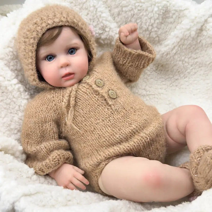 Bebê Reborn Emily 50cm, boneca realista de silicone com olhos abertos, cabelo enraizado e acessórios. Perfeita para crianças 3+, fomenta cuidado e imaginação!
