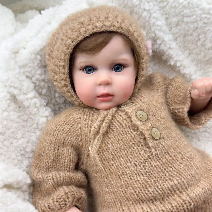 Bebê Reborn Emily 50cm, boneca realista de silicone com olhos abertos, cabelo enraizado e acessórios. Perfeita para crianças 3+, fomenta cuidado e imaginação!