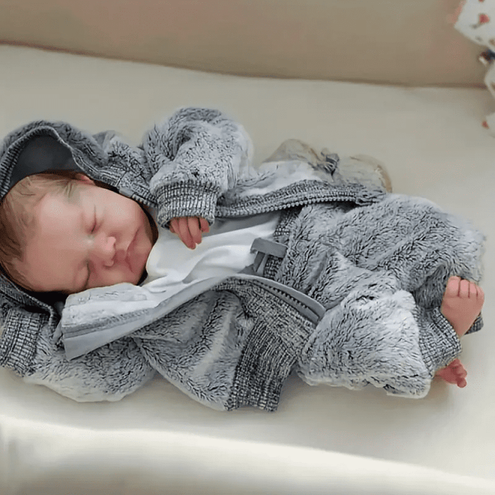 Bebê Reborn Heitor, boneco realista de 1,2kg com silicone, olhos fechados, cabelo pintado e acessórios. Perfeito para crianças 3+, fomenta cuidado e imaginação!