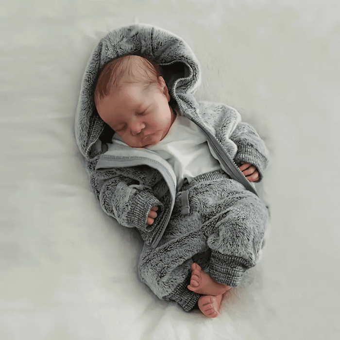 Bebê Reborn Heitor, boneco realista de 1,2kg com silicone, olhos fechados, cabelo pintado e acessórios. Perfeito para crianças 3+, fomenta cuidado e imaginação!