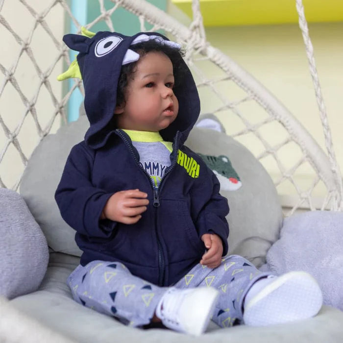 Bebê Reborn Hugo 50cm, boneco realista de silicone com olhos vivos, cabelo enraizado e acessórios. Perfeito para crianças 3+, traz ternura e magia às brincadeiras!