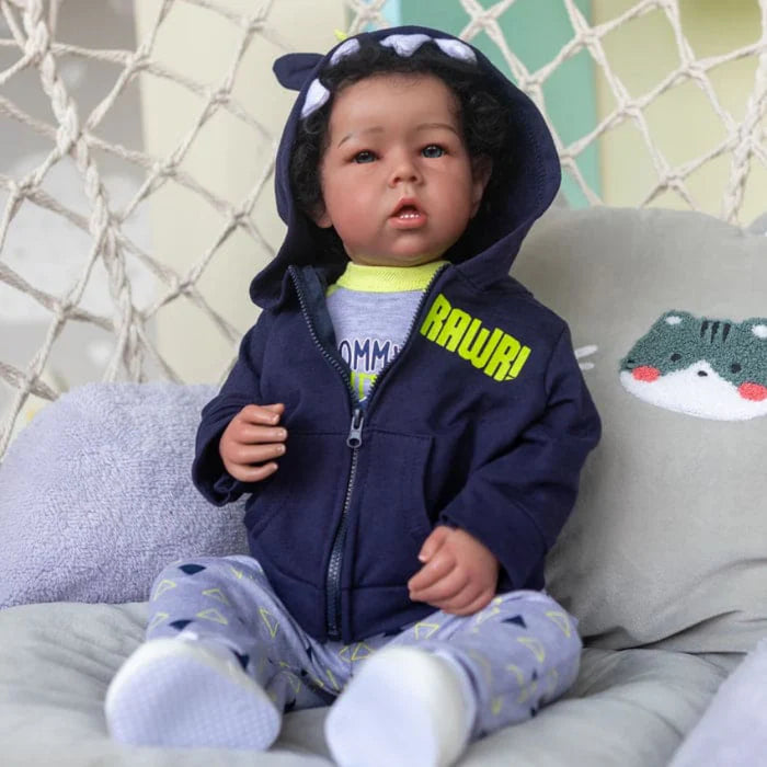 Bebê Reborn Hugo 50cm, boneco realista de silicone com olhos vivos, cabelo enraizado e acessórios. Perfeito para crianças 3+, traz ternura e magia às brincadeiras!