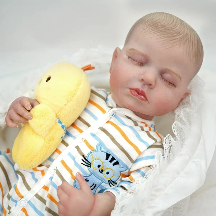Bebê Reborn Isaac 48cm, boneco realista de silicone com olhos fechados, cabelo pintado e acessórios. Perfeito para crianças 3+, fomenta cuidado e imaginação!