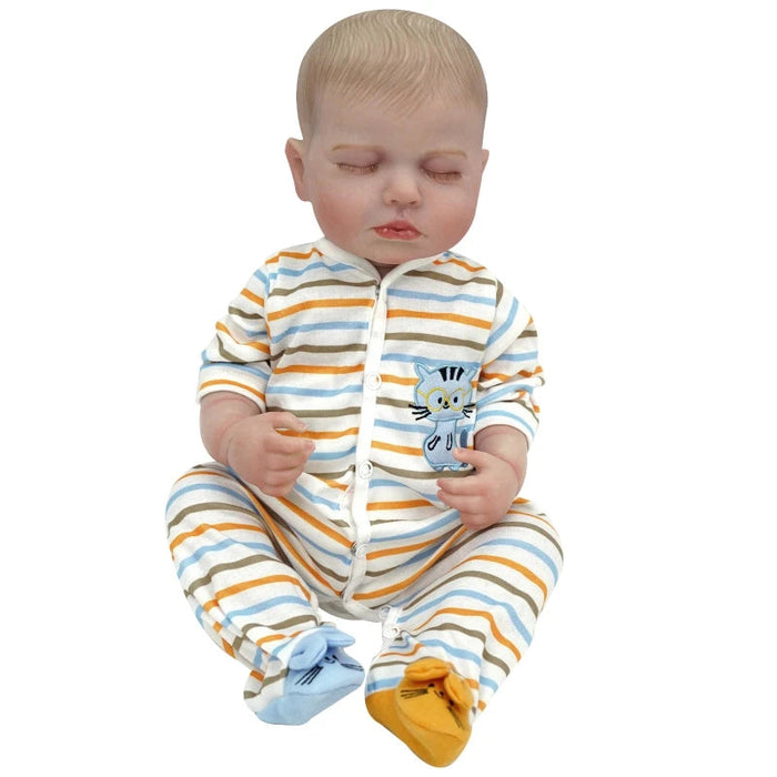 Bebê Reborn Isaac 48cm, boneco realista de silicone com olhos fechados, cabelo pintado e acessórios. Perfeito para crianças 3+, fomenta cuidado e imaginação!