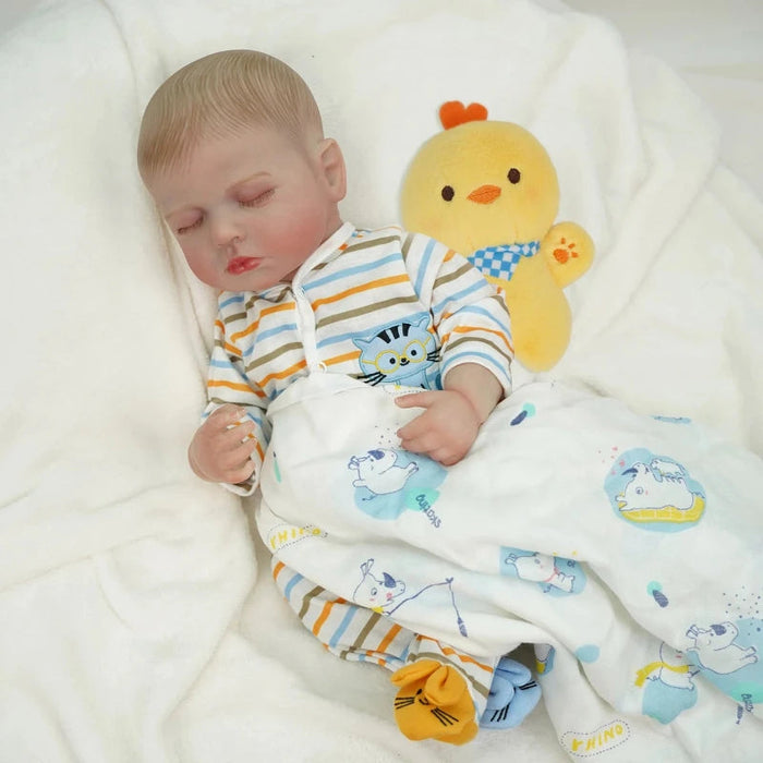 Bebê Reborn Isaac 48cm, boneco realista de silicone com olhos fechados, cabelo pintado e acessórios. Perfeito para crianças 3+, fomenta cuidado e imaginação!