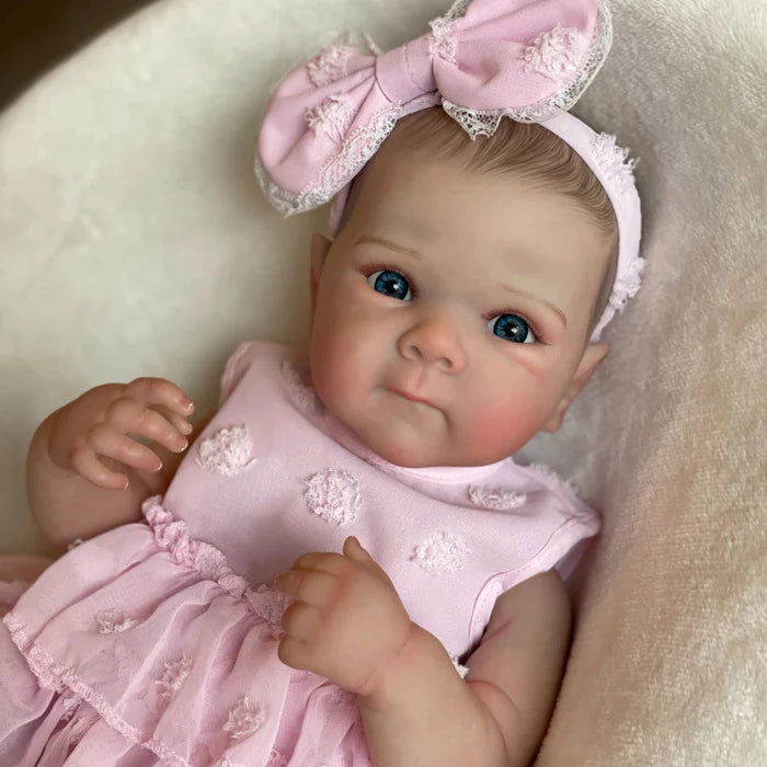 Bebê Reborn Isadora 47cm, boneca realista de silicone com olhos acrílicos, cílios longos e cabelo pintado. Perfeita para crianças 3+, traz magia às brincadeiras!