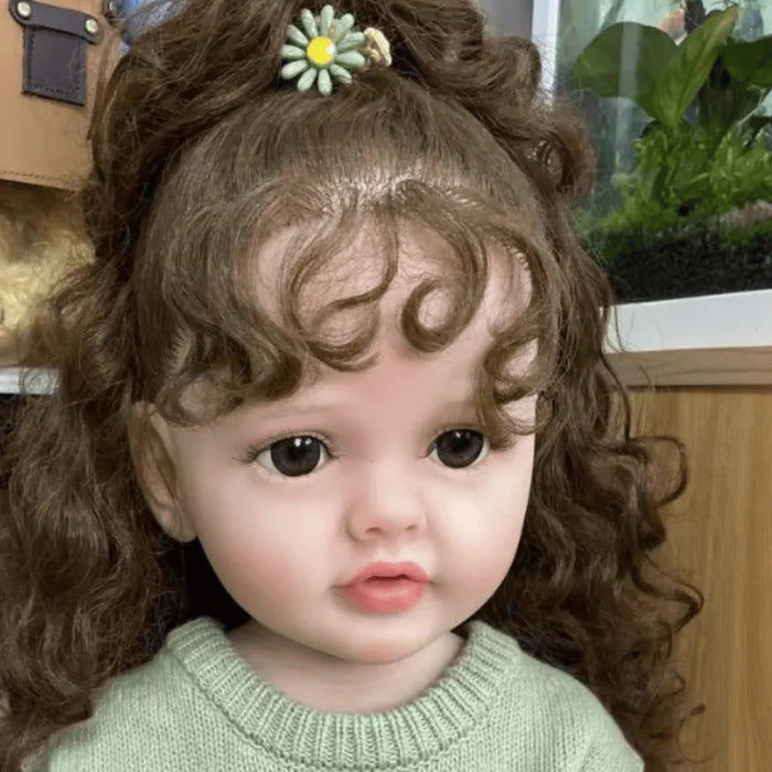 Bebê Reborn Jade 55cm, boneca realista de silicone com olhos fixos, cabelo enraizado e acessórios. Perfeita para crianças 3+, traz magia e ternura às brincadeiras!
