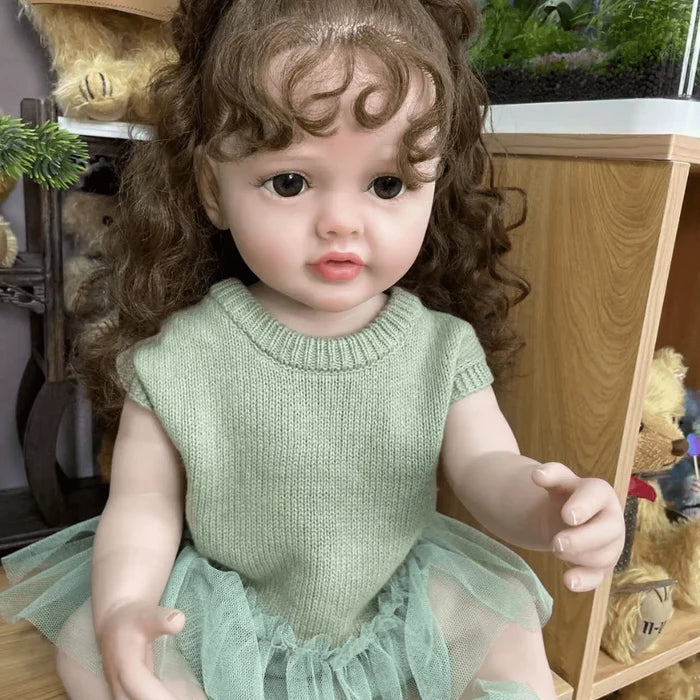 Bebê Reborn Jade 55cm, boneca realista de silicone com olhos fixos, cabelo enraizado e acessórios. Perfeita para crianças 3+, traz magia e ternura às brincadeiras!