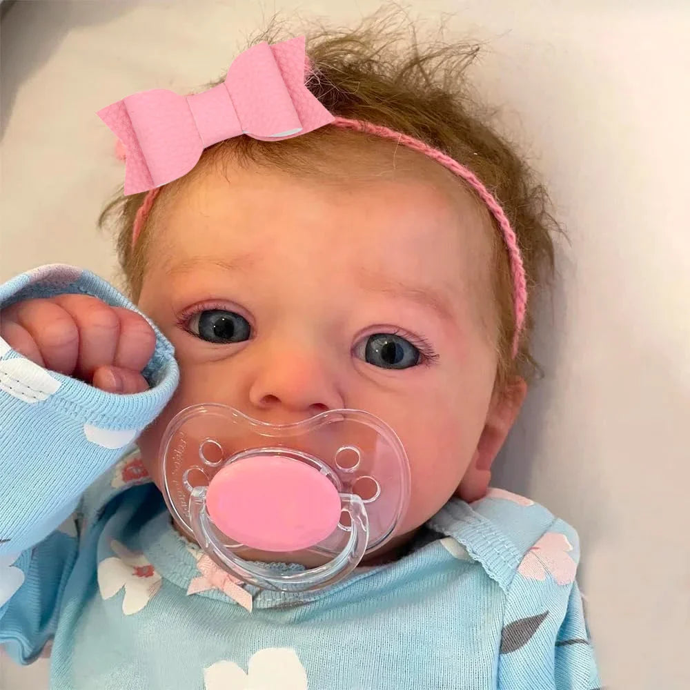 Bebê Reborn Júlia 60cm, boneca realista de silicone macio com olhos vivos, aroma suave e acessórios. Perfeita para crianças 3+, traz magia e carinho às brincadeiras!