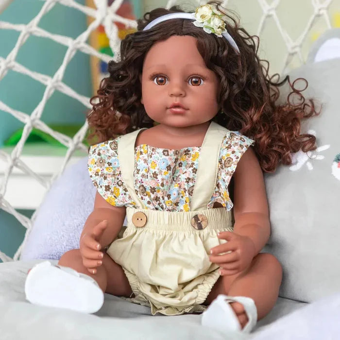 Bebê Reborn Maggie 55cm, boneca realista de silicone com olhos vivos, cabelo enraizado e acessórios. Perfeita para crianças 3+, traz magia e ternura às brincadeiras!