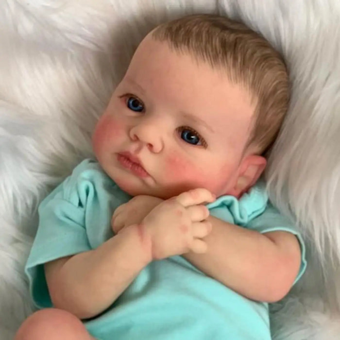 Bebê Reborn Matheus 45cm, boneco realista de silicone com olhos fixos, cabelo pintado e acessórios. Perfeito para crianças 3+, fomenta cuidado e imaginação!