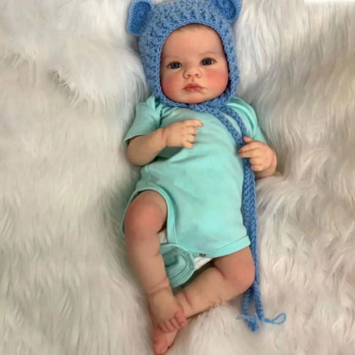 Bebê Reborn Matheus 45cm, boneco realista de silicone com olhos fixos, cabelo pintado e acessórios. Perfeito para crianças 3+, fomenta cuidado e imaginação!