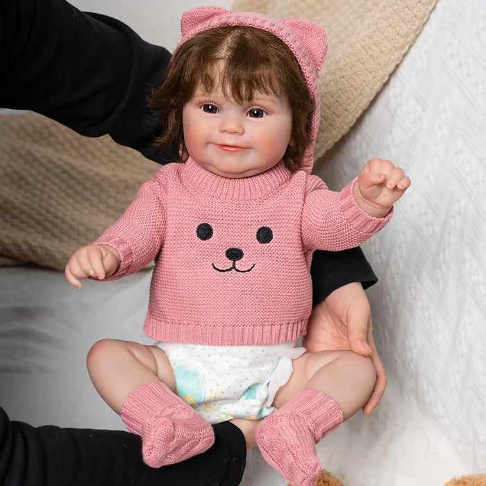 Bebê Reborn Melissa 45cm, boneca realista de silicone com olhos vivos, cabelo enraizado e acessórios. Perfeita para crianças 3+, traz ternura e magia às brincadeiras!