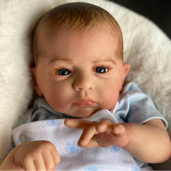 Bebê Reborn Miguel 50cm, boneco realista de silicone com pintura à mão, cabelo pintado e acessórios. Perfeito para crianças 3+, traz carinho às brincadeiras!