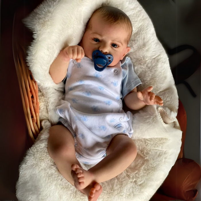 Bebê Reborn Miguel 50cm, boneco realista de silicone com pintura à mão, cabelo pintado e acessórios. Perfeito para crianças 3+, traz carinho às brincadeiras!
