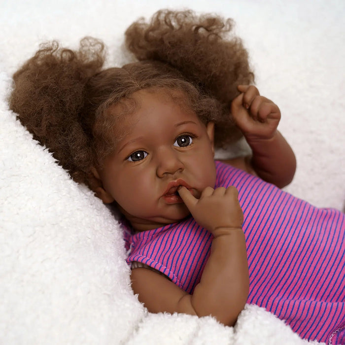 Bebê Reborn Olívia 50cm, boneca realista de silicone com olhos fixos, cabelo enraizado e acessórios. Perfeita para crianças 3+, traz ternura e magia às brincadeiras!