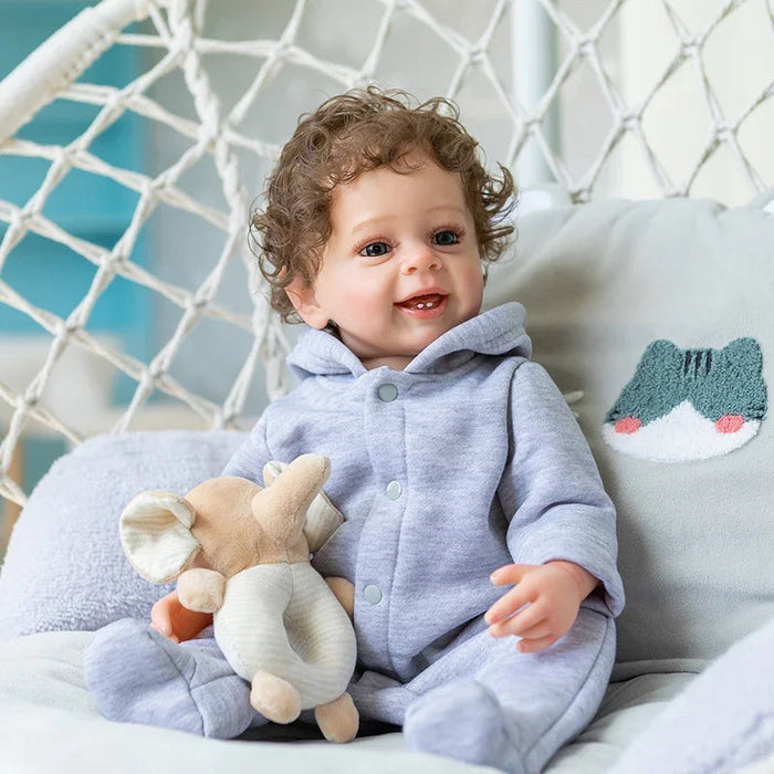 Bebê Reborn Pedro Henrique 55cm, boneco realista de silicone com olhos fixos, cabelo enraizado e acessórios. Perfeito para crianças 3+, fomenta cuidado e imaginação!