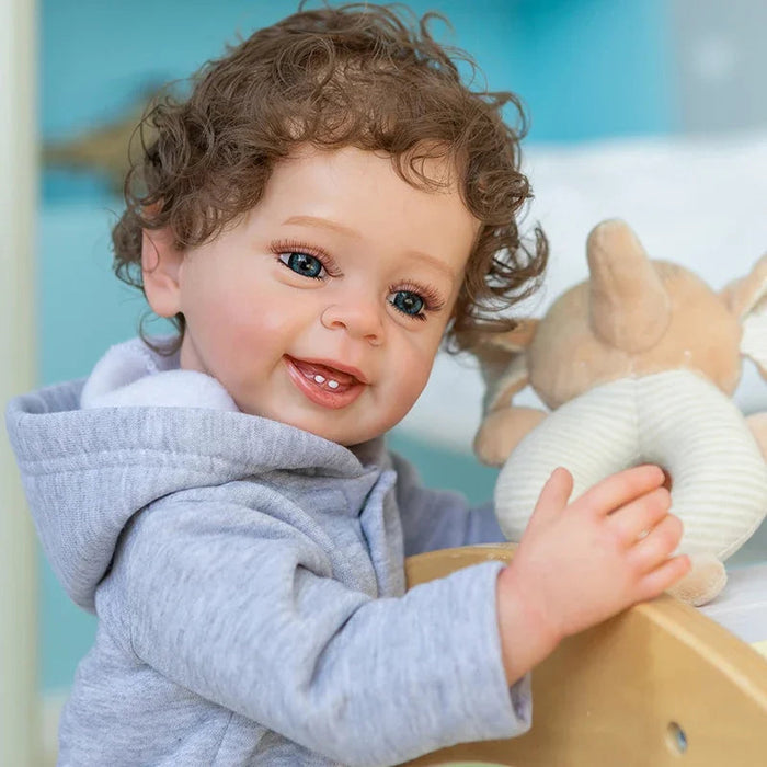 Bebê Reborn Pedro Henrique 55cm, boneco realista de silicone com olhos fixos, cabelo enraizado e acessórios. Perfeito para crianças 3+, fomenta cuidado e imaginação!