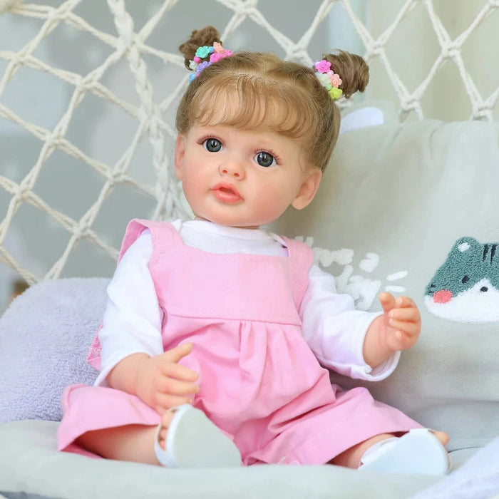 Bebê Reborn Pietra 55cm, boneca realista de silicone com olhos fixos, cabelo enraizado e acessórios. Perfeita para crianças 3+, fomenta cuidado e imaginação!