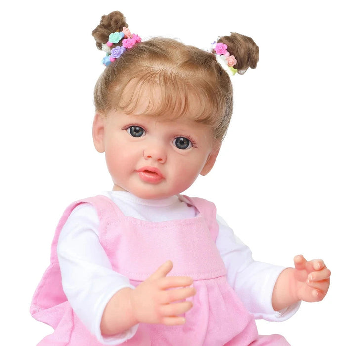 Bebê Reborn Pietra 55cm, boneca realista de silicone com olhos fixos, cabelo enraizado e acessórios. Perfeita para crianças 3+, fomenta cuidado e imaginação!