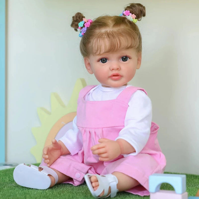 Bebê Reborn Pietra 55cm, boneca realista de silicone com olhos fixos, cabelo enraizado e acessórios. Perfeita para crianças 3+, fomenta cuidado e imaginação!