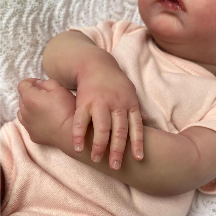 Bebê Reborn Brenda 45cm, boneca realista de silicone macio com traços delicados. Perfeita para crianças 3+ e colecionadores, combina segurança, carinho e qualidade!