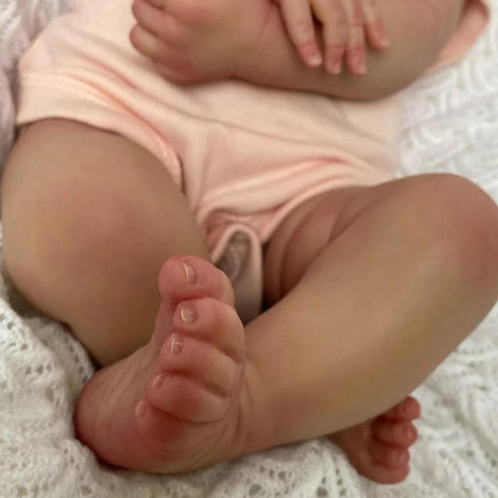 Bebê Reborn Brenda 45cm, boneca realista de silicone macio com traços delicados. Perfeita para crianças 3+ e colecionadores, combina segurança, carinho e qualidade!