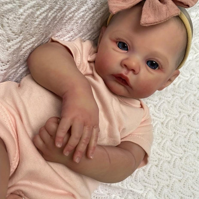Bebê Reborn Brenda 45cm, boneca realista de silicone macio com traços delicados. Perfeita para crianças 3+ e colecionadores, combina segurança, carinho e qualidade!