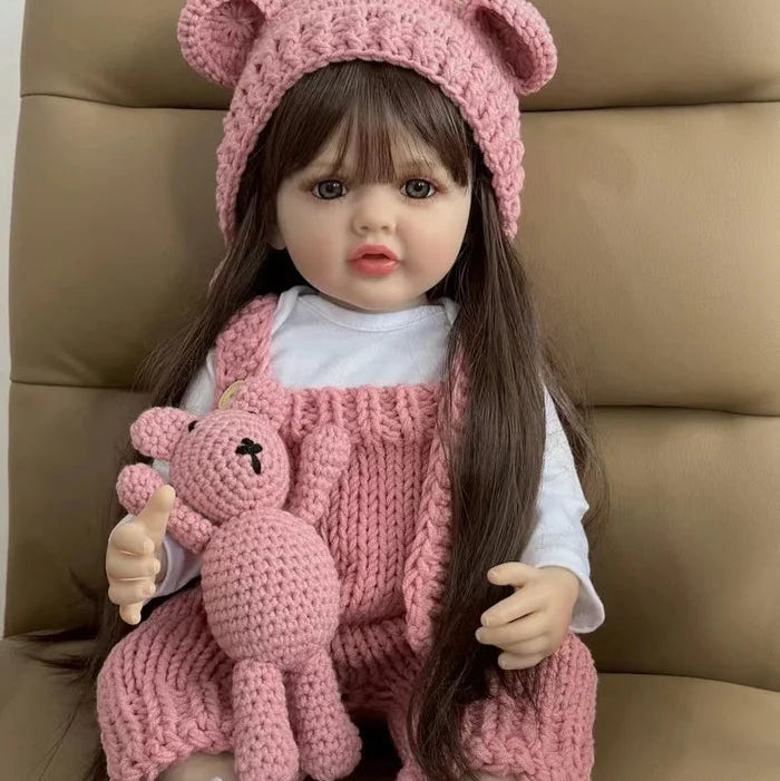 Bebê Reborn Roberta 55cm, boneca realista de silicone com olhos vivos, cabelo fio a fio e acessórios. Perfeita para crianças 3+, traz magia e ternura às brincadeiras!