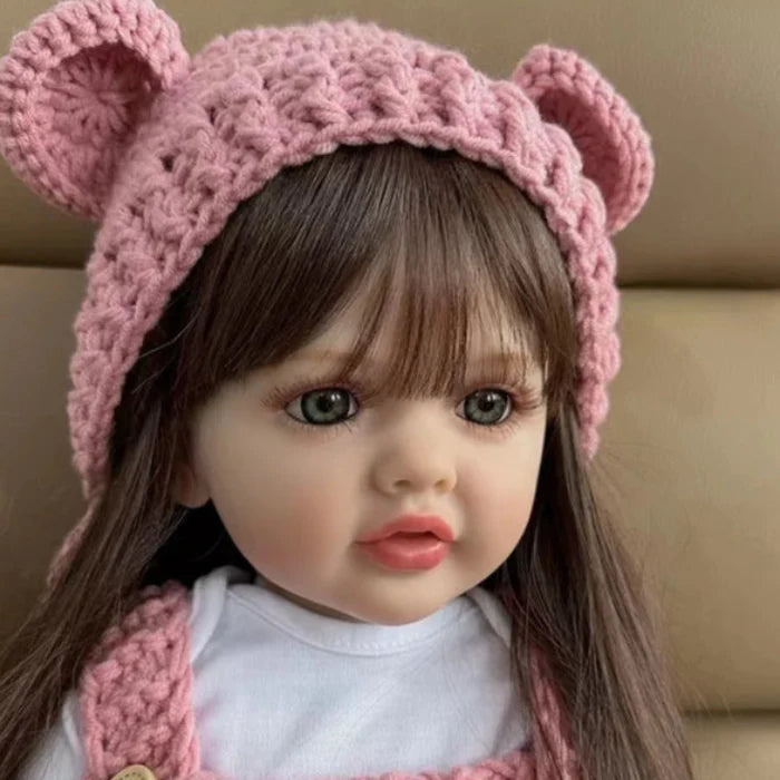 Bebê Reborn Roberta 55cm, boneca realista de silicone com olhos vivos, cabelo fio a fio e acessórios. Perfeita para crianças 3+, traz magia e ternura às brincadeiras!