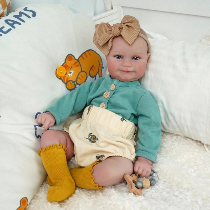 Bebê Reborn Tainá 48cm, boneca realista de silicone com olhos fixos, cabelo pintado e acessórios. Perfeita para crianças 3+, fomenta cuidado e imaginação!