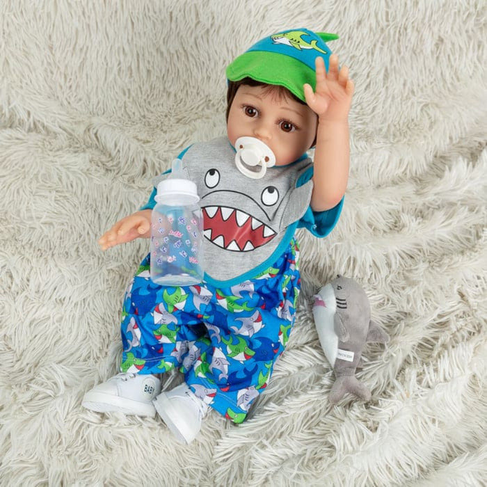 Bebê Reborn Vinícius 48cm, boneco realista de silicone com olhos fixos, cabelo fio a fio e acessórios. Perfeito para crianças 3+, fomenta cuidado e imaginação!