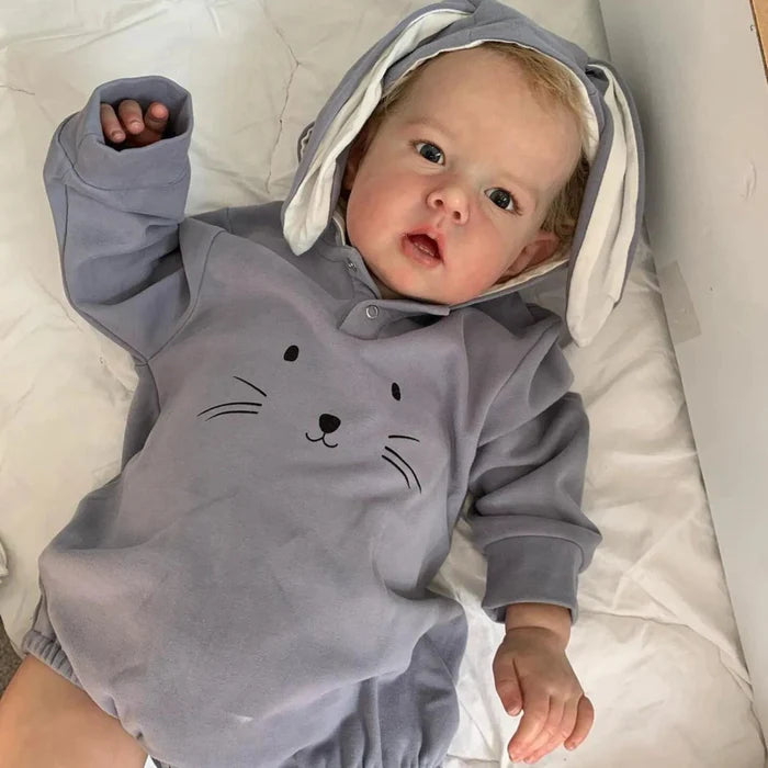 Bebê Reborn Enzo, boneco realista de 1,2kg com corpo macio, olhos vivos, cabelo enraizado e acessórios. Perfeito para crianças 3+, inspira afeto e imaginação!