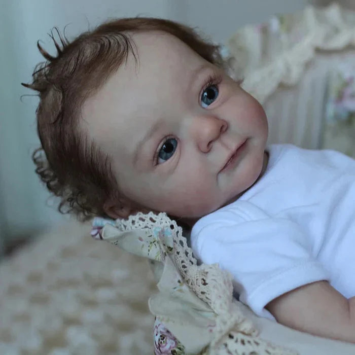 Bebê Reborn Esmeralda 55cm, boneca realista com corpo macio, olhos vivos, cabelo fio a fio e acessórios. Perfeita para crianças 3+, traz magia e ternura às brincadeiras!