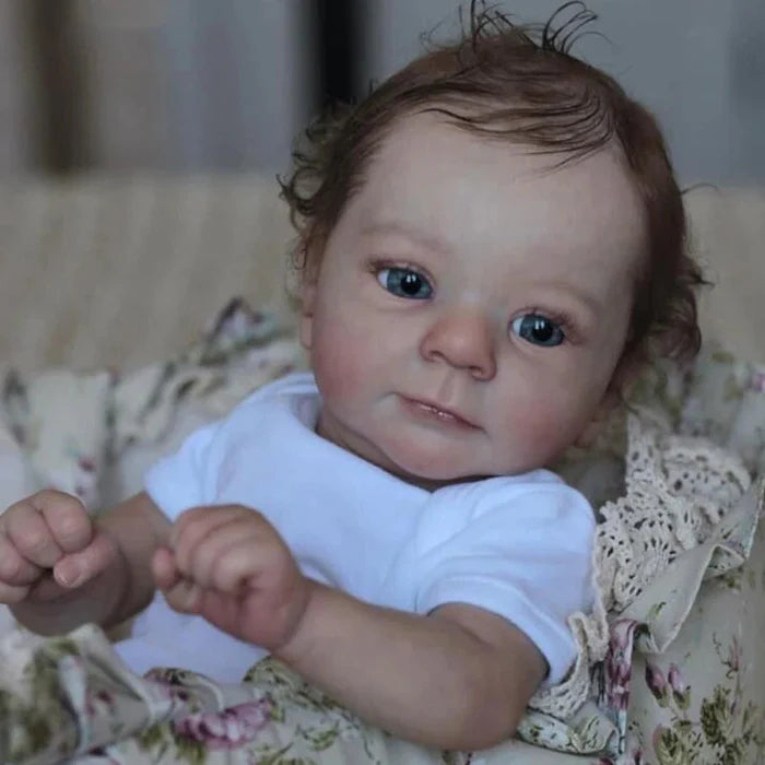 Bebê Reborn Esmeralda 55cm, boneca realista com corpo macio, olhos vivos, cabelo fio a fio e acessórios. Perfeita para crianças 3+, traz magia e ternura às brincadeiras!