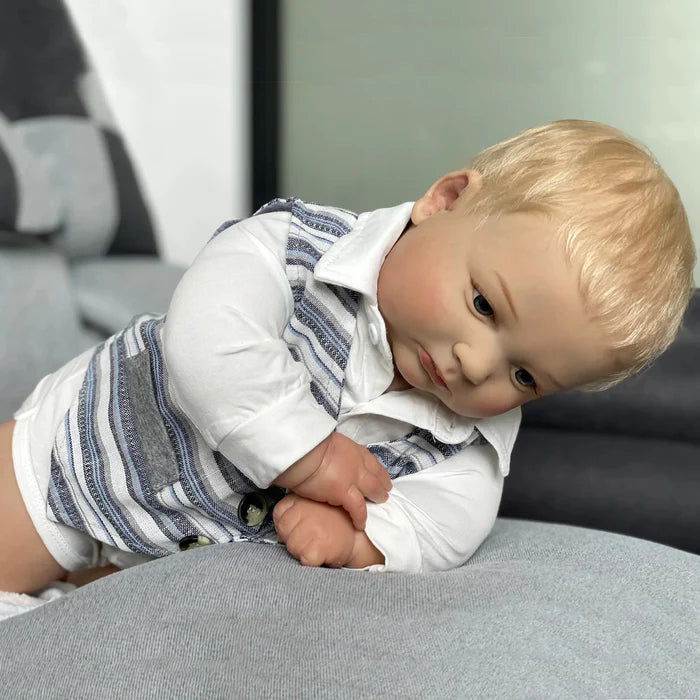 Bebê Reborn Gabriel 55cm, boneco realista de silicone com olhos vivos, cabelo fio a fio e acessórios. Perfeito para crianças 3+, traz magia e carinho às brincadeiras!