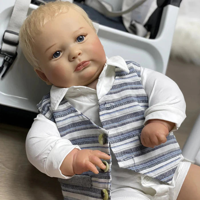 Bebê Reborn Gabriel 55cm, boneco realista de silicone com olhos vivos, cabelo fio a fio e acessórios. Perfeito para crianças 3+, traz magia e carinho às brincadeiras!
