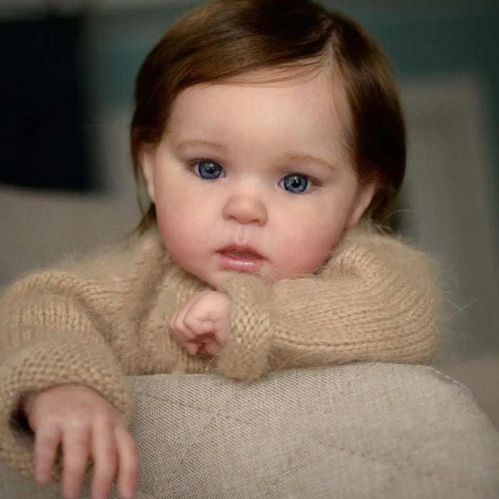 Bebê Reborn Heloísa 55cm, boneca realista com corpo macio, olhos vivos, cabelo fio a fio e acessórios. Perfeita para crianças 3+, traz magia e ternura às brincadeiras!