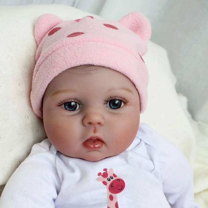 Bebê Reborn Isis 55cm, boneca realista com corpo macio, olhos vivos, cabelo fio a fio e acessórios. Perfeita para crianças 3+, traz magia e ternura às brincadeiras!