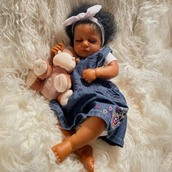 Bebê Reborn Joana 55cm, boneca realista com corpo macio, olhos vivos, cabelo fio a fio e acessórios. Perfeita para crianças 3+, traz magia e ternura às brincadeiras!