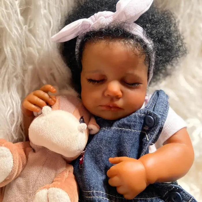 Bebê Reborn Joana 55cm, boneca realista com corpo macio, olhos vivos, cabelo fio a fio e acessórios. Perfeita para crianças 3+, traz magia e ternura às brincadeiras!