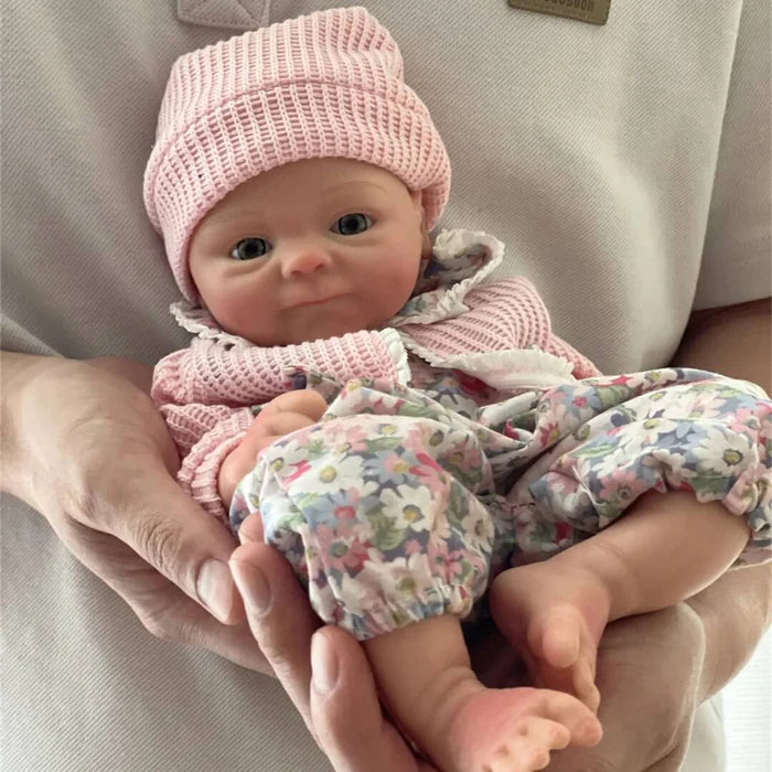 Bebê Reborn Katarina, boneca realista de silicone sólido com olhos abertos, membros móveis e acessórios. Perfeita para crianças 3+, traz ternura e magia às brincadeiras!