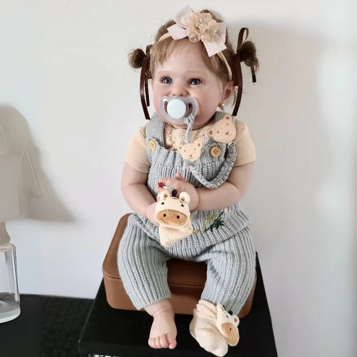 Bebê Reborn Larissa 55cm, boneca realista com corpo macio, olhos vivos, cabelo enraizado e acessórios. Perfeita para crianças 3+, traz ternura às brincadeiras!