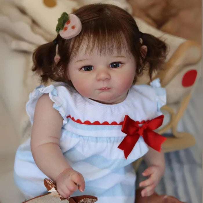 Bebê Reborn Leticia 55cm, boneca realista com corpo macio, olhos vivos, cabelo fio a fio e acessórios. Perfeita para crianças 3+, traz magia e ternura às brincadeiras!
