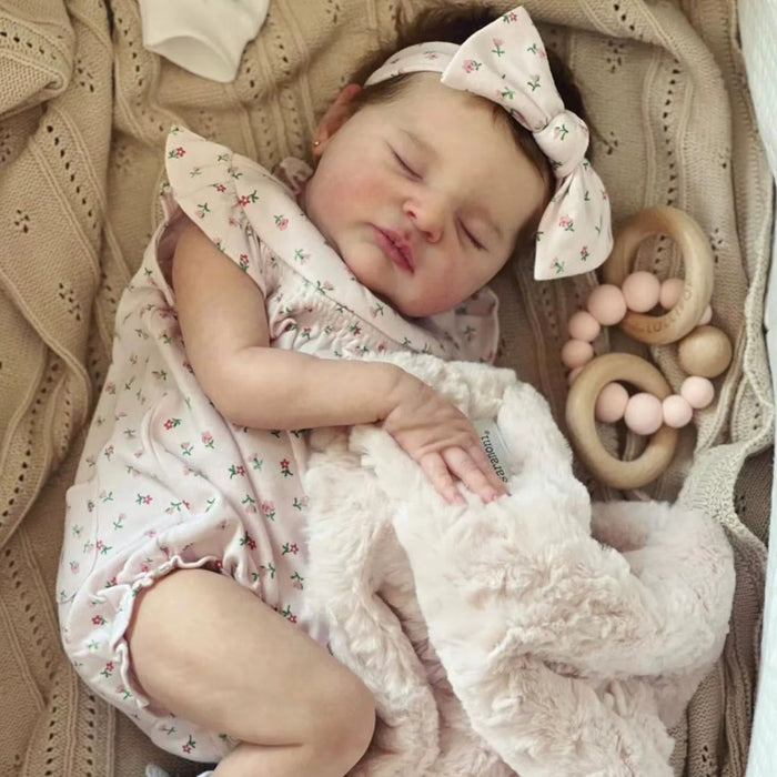 Bebê Reborn Luísa 50cm, boneca realista com corpo macio, olhos vivos, cabelo fio a fio e acessórios. Perfeita para crianças 3+, traz magia às brincadeiras!