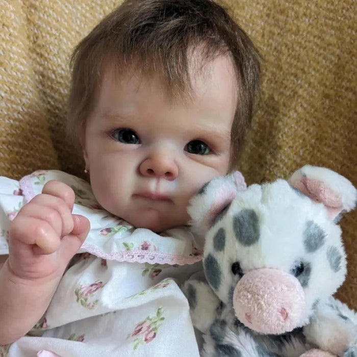 Bebê Reborn Lulu 55cm, boneca realista com corpo macio, olhos vivos, cabelo fio a fio e acessórios. Perfeita para crianças 3+, traz magia e ternura às brincadeiras!