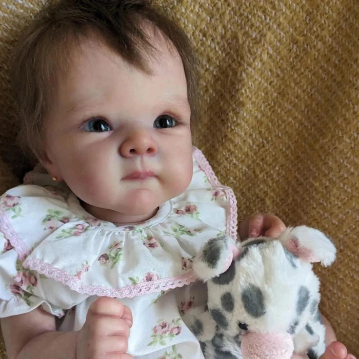 Bebê Reborn Lulu 55cm, boneca realista com corpo macio, olhos vivos, cabelo fio a fio e acessórios. Perfeita para crianças 3+, traz magia e ternura às brincadeiras!