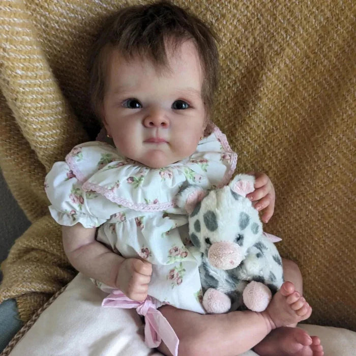Bebê Reborn Lulu 55cm, boneca realista com corpo macio, olhos vivos, cabelo fio a fio e acessórios. Perfeita para crianças 3+, traz magia e ternura às brincadeiras!