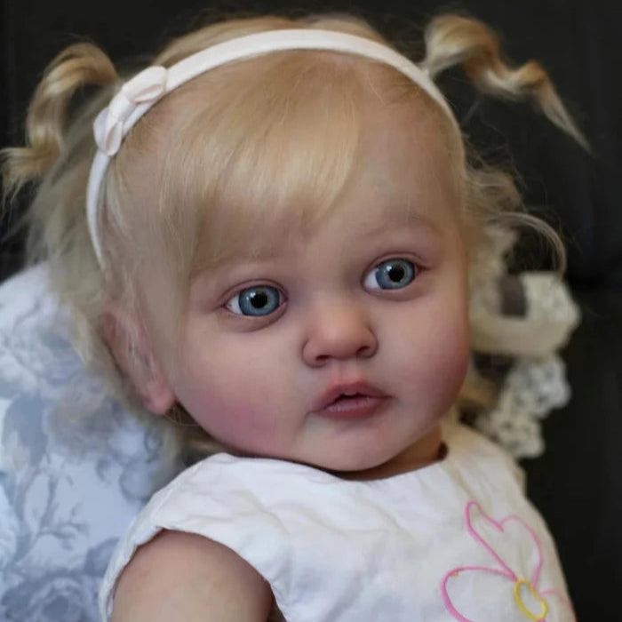 Bebê Reborn Maitê, boneca realista de 1,4kg com corpo macio, olhos abertos, cabelo enraizado e acessórios. Perfeita para crianças 3+, traz ternura e magia!