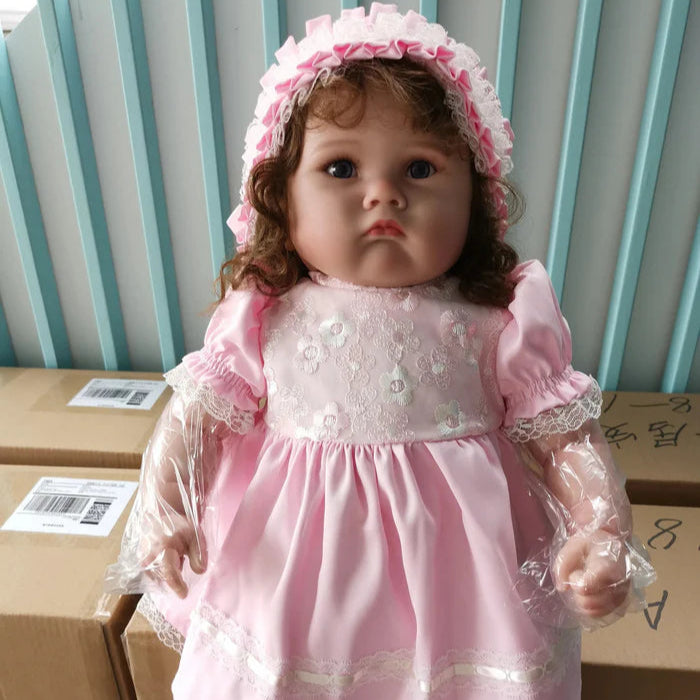 Bebê Reborn Malu, boneca realista de 1,4kg com corpo macio, olhos abertos, cabelo enraizado e acessórios. Perfeita para crianças 3+, traz ternura e magia!